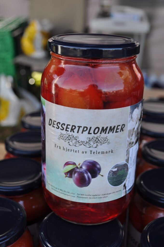 Dessertplommer frå Telemark gjekk unna på standen til Valen frukt.